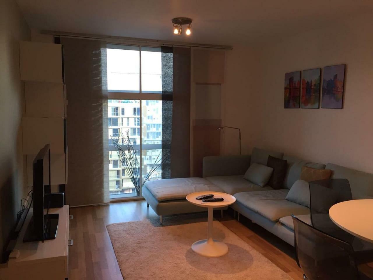 1 Bedroom In Chelsea Bridge Wharf Londra Exterior foto